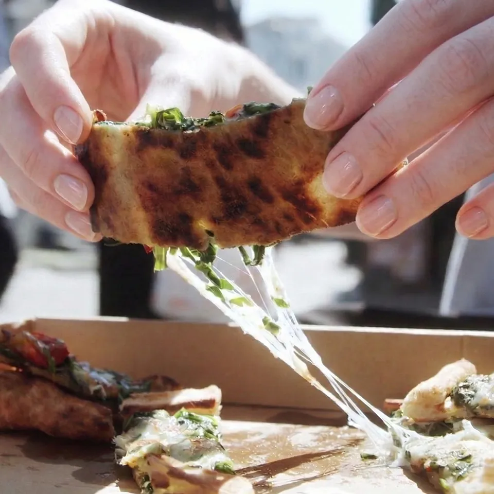 goditi la pizza in piazza carlina