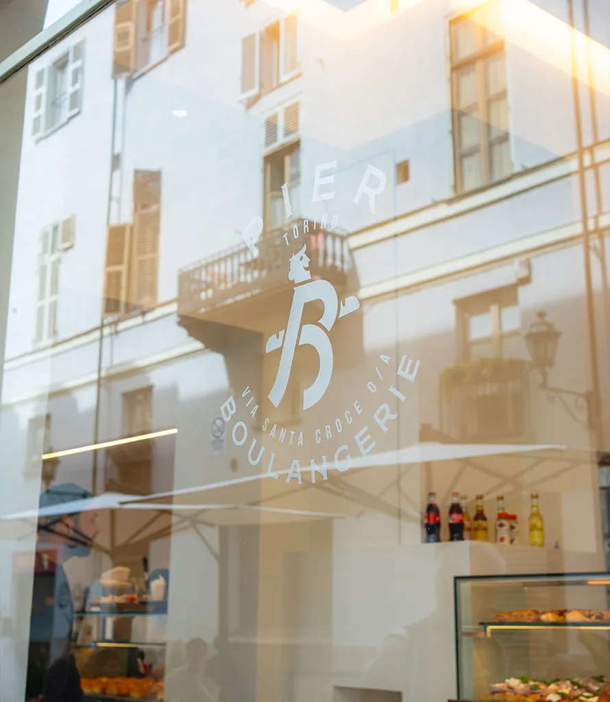 Il logo in vetrina di pier boulangerie